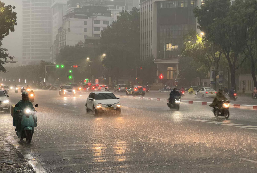 El pronostico del norte tiene fuertes fuertes lluvias de la noche de 10.7. Foto: Tung Giang