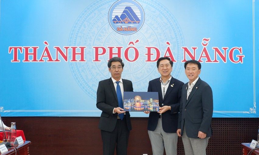 Da Nang partage son experience en matiere d'organisation de l'APEC avec la delegation de l'Assemblee nationale sud-coreenne. Photo : Tran Thi