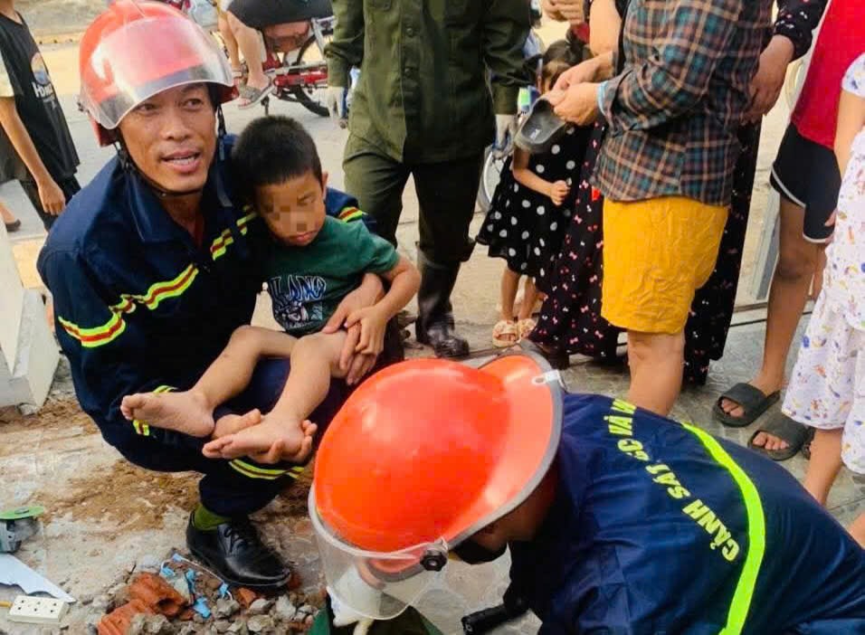 The authorities successfully rescued the child after more than an hour. Photo: Quang Tri Police