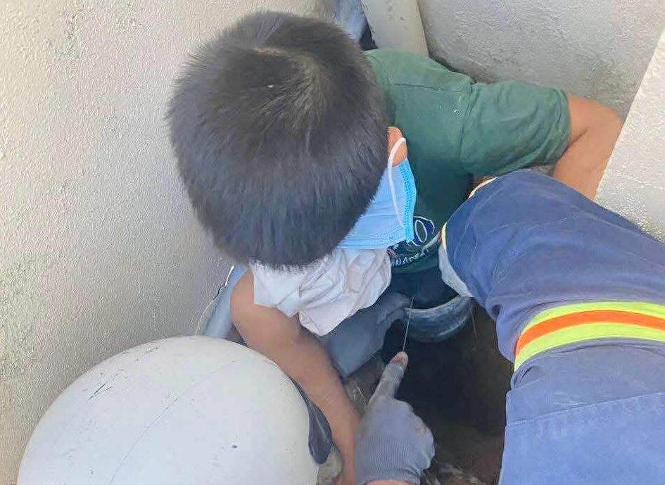 Luc luong chuc nang giai cuu chau be mac ket chan vao ong thoat nuoc duoi nen san nha. Cong an Quang Tri