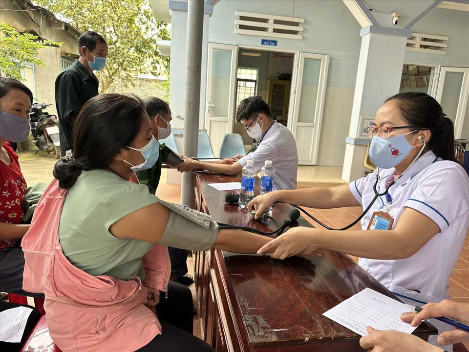 Las personas son examinadas por enfermeras y medicos. Foto: Bao Trung