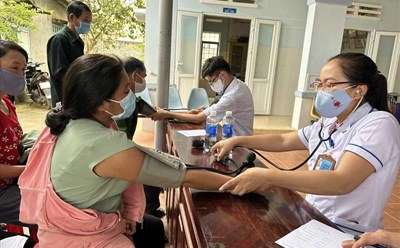 People are examined by nurses and doctors. Photo: Bao Trung