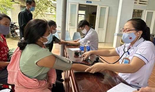 Người dân được các y tá, bác sĩ khám bệnh. Ảnh: Bảo Trung
