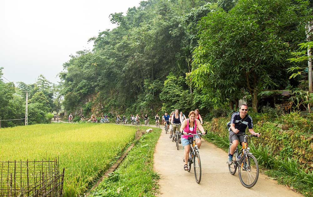 Khach quoc te kham pha Mai Chau, Phu Tho. Anh: Huynh Nhi