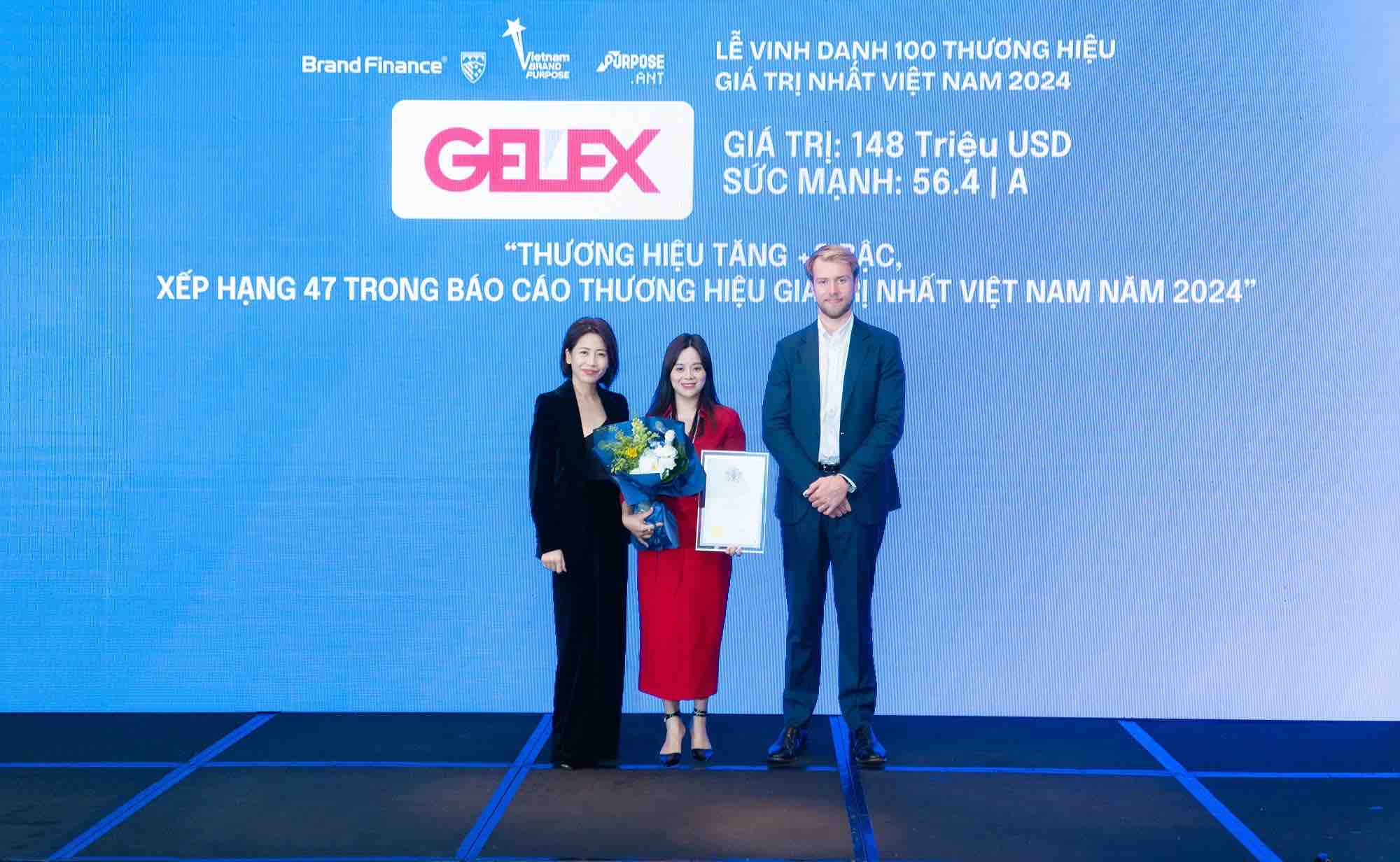 Ba Nguyen Hong Nhung – Giam doc Truyen thong Tap doan GELEX nhan chung nhan tai Su kien Le vinh danh “TOP 100 Thuong Hieu Gia Tri Nhat Viet Nam Nam 2024”. Anh: GELEX