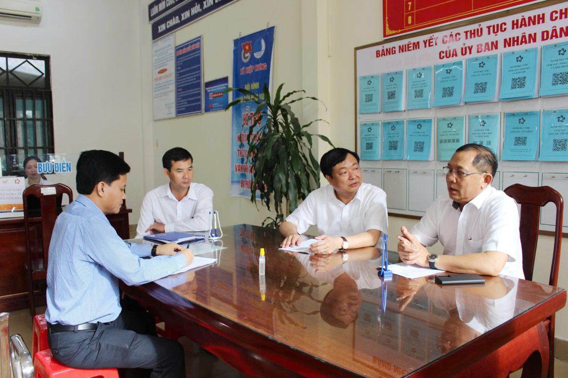 Pho Chu tich UBND TP Can Tho Tran Chi Hung (ben phai), trao doi voi lanh dao xa Hiep Hung ve van hanh bo may moi. Anh: Ta Quang