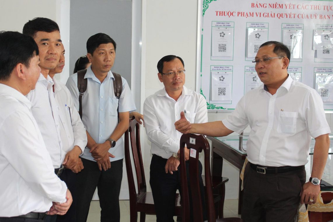 Pho Chu tich UBND thanh pho Can Tho Tran Chi Hung (ben phai) kiem tra tru so lam viec. Anh: Ta Quang