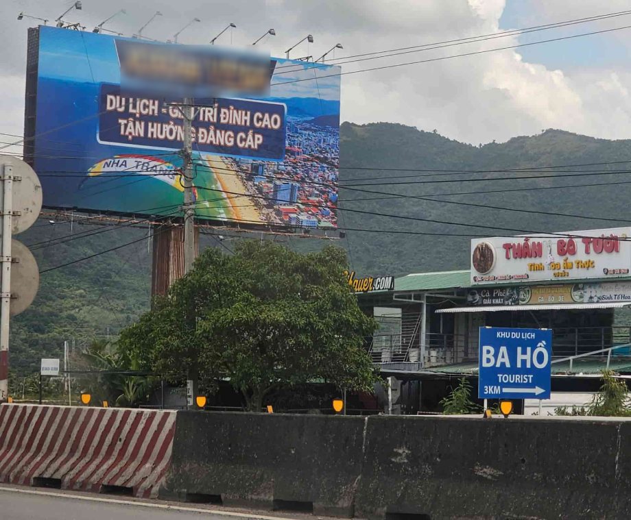 Bien quang cao co kich thuoc gan chuc met vuong, dat ngay sat mat Quoc lo 1, huong ve phia Nha Trang. Anh: Huu Long