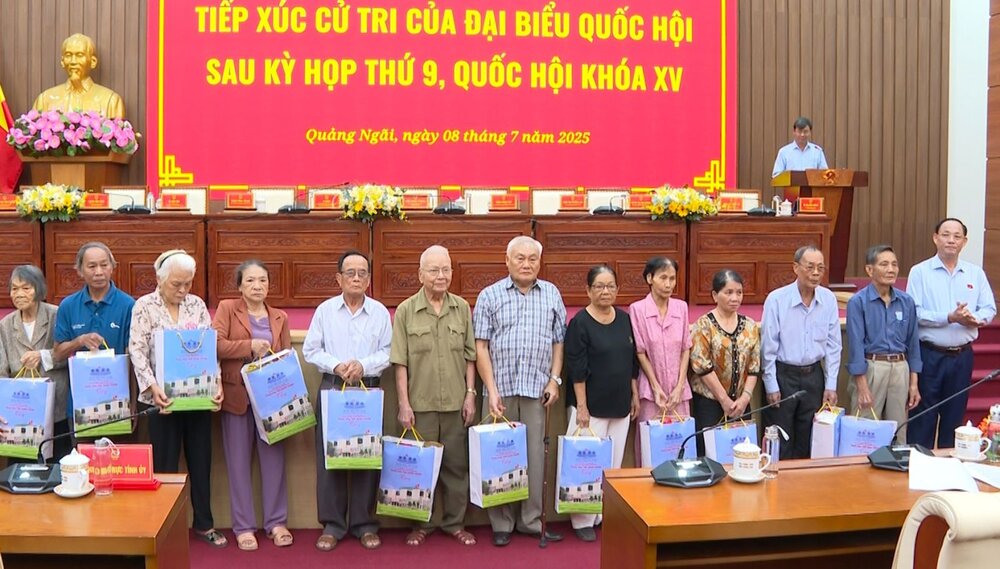 Pho Chu tich Quoc hoi Tran Quang Phuong va lanh dao Doan Dai dieu Quoc hoi tinh trao qua cho 15 gia dinh chinh sach. Anh: Huong Cao