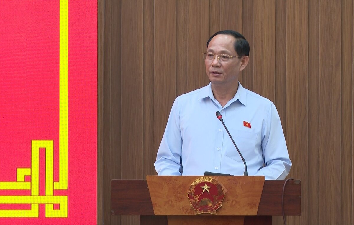 Tran Quang Phuong 국회 부의장이 Quang Ngai 유권자와의 접촉 회의에서 발언하고 있습니다. 사진: Huong Cao