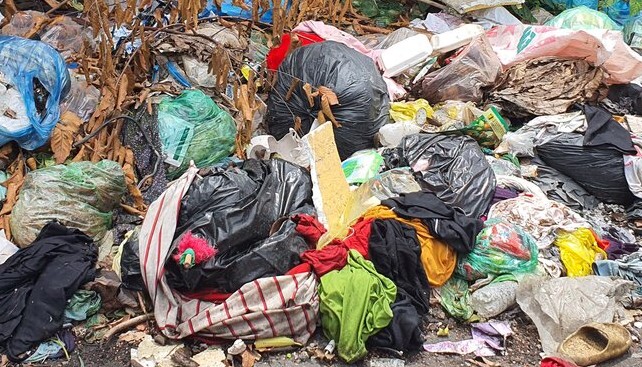 La planta de tratamiento de residuos de CA mau esta cerrada, los desechos en muchos lugares en Ca Mau se reunen para enterrar. Foto: Nhat Ho