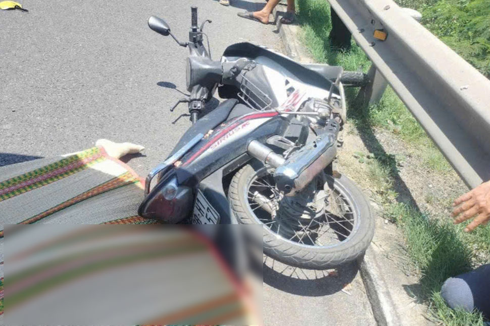 The scene of the accident that killed a woman riding a motorbike after colliding with a car on National Highway 1 through Dak Lak. Photo: Minh Hang
