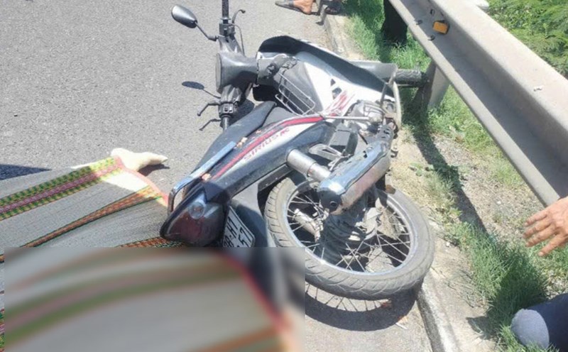 The scene of the accident that killed a woman riding a motorbike after colliding with a car on National Highway 1 through Dak Lak. Photo: Minh Hang