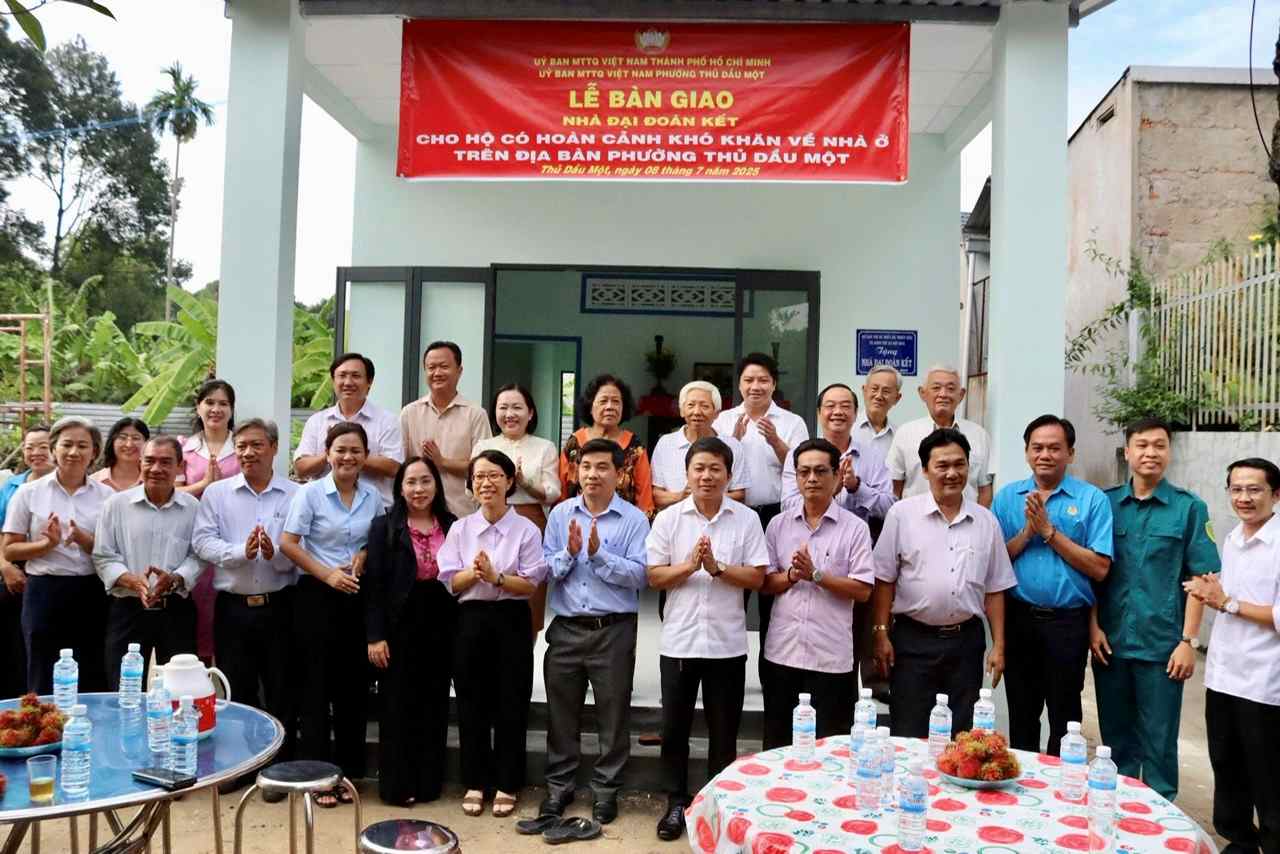 Entregando la gran casa de la Unidad a la dificil casa de la casa de Thu dau. Foto: Portal Electronico de Thu dau Mot Ward