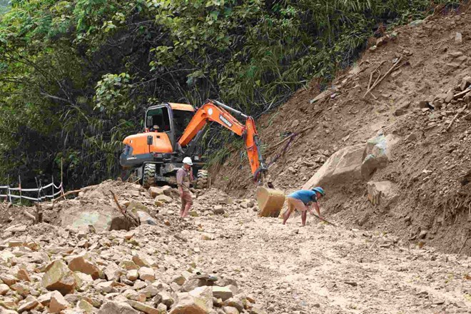 Floods caused serious landslides on National Highway 16 in Nghe An. Photo: Ngoc Anh