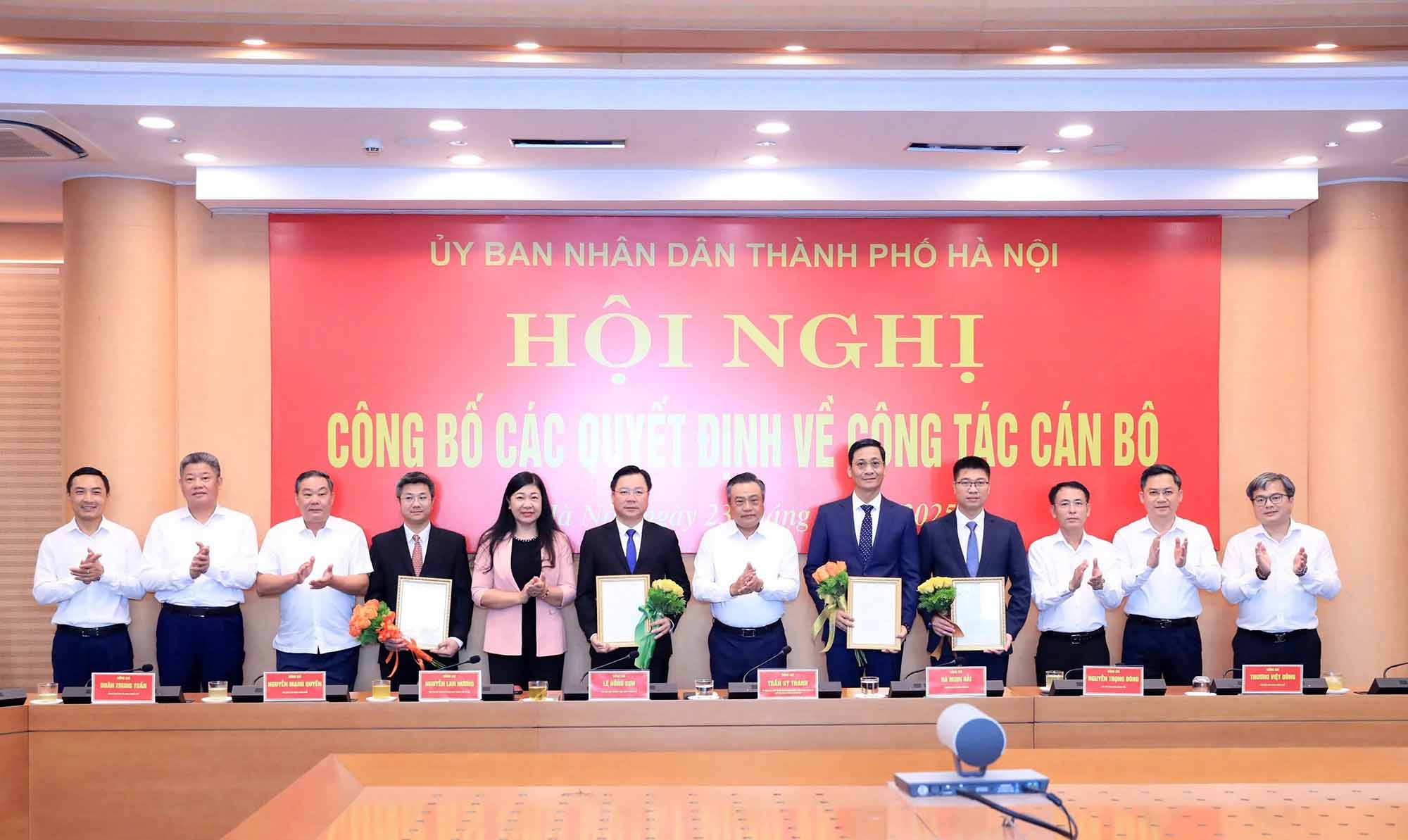 하노이시 지도자들이 결정서를 수여하고 레 탄 남 씨 쩐 안 뚜언 씨 응우옌 시 쯔엉 씨에게 축하를 전하고 있습니다. 6월 23일 사진: 탄 하이