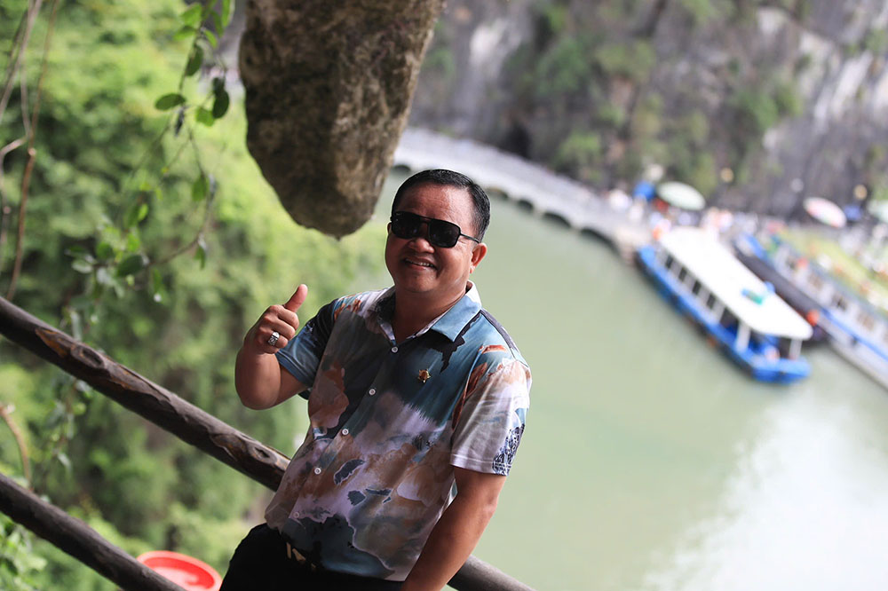 Members attending the 2025 ASEAN Police and Police Football Tournament visit Ha Long Bay. Photo: Viet Anh