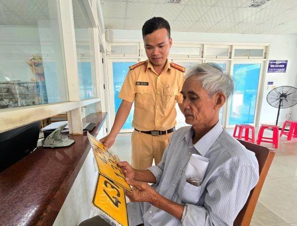 Nguoi dan TP Da Nang moi duoc cap ngau nhien bien so xe 92 hoac 43, sau khi sap nhap voi Quang Nam. Anh: CACC
