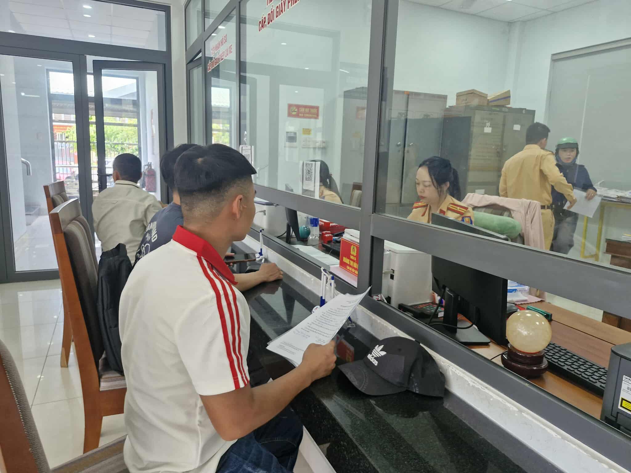 Sau sap nhap, luong cong dan den lam thu tuc tai Phong Canh sat giao thong - Cong an TP Da Nang tang cao. Anh: Lan Nhi