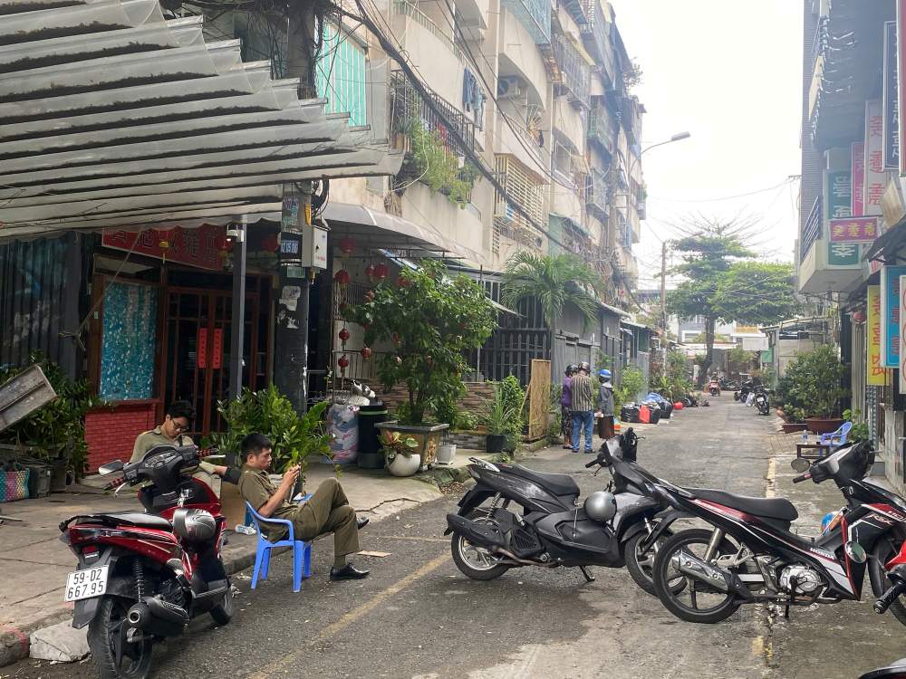 Hien truong chay tai cu xa Doc Lap den hom nay (8.7) van dang phong toa. Anh: Dong Hoang