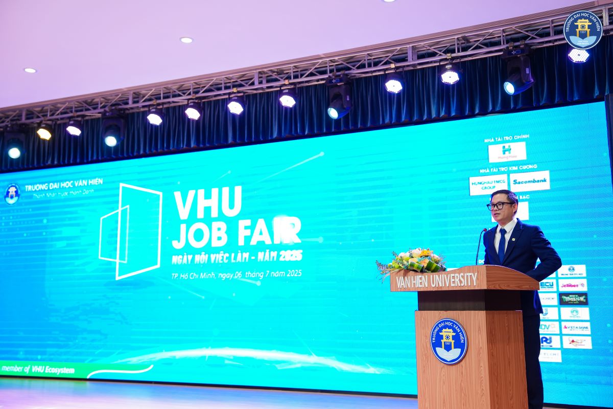 Tien si Le Si Hai - Giam doc Dieu hanh Truong Dai hoc Van Hien phat bieu tai Le khai mac Ngay hoi viec lam 2025.