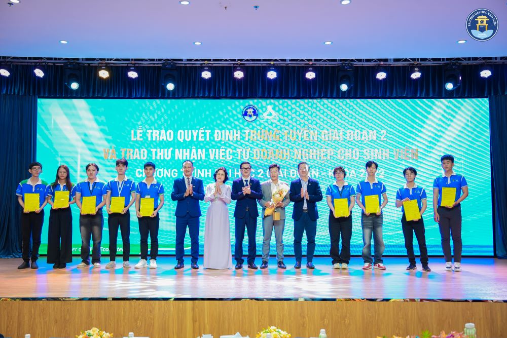 Sinh vien chuong trinh dai hoc 2 giai doan duoc trao thu nhan viec chinh thuc tu cac doanh nghiep doi tac.