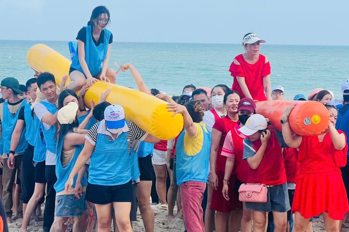 Nguoi lao dong Nitori Chi nhanh Ba Ria - Vung Tau tham gia cac hoat dong team building tren bai bien. Anh: CDCS cung cap