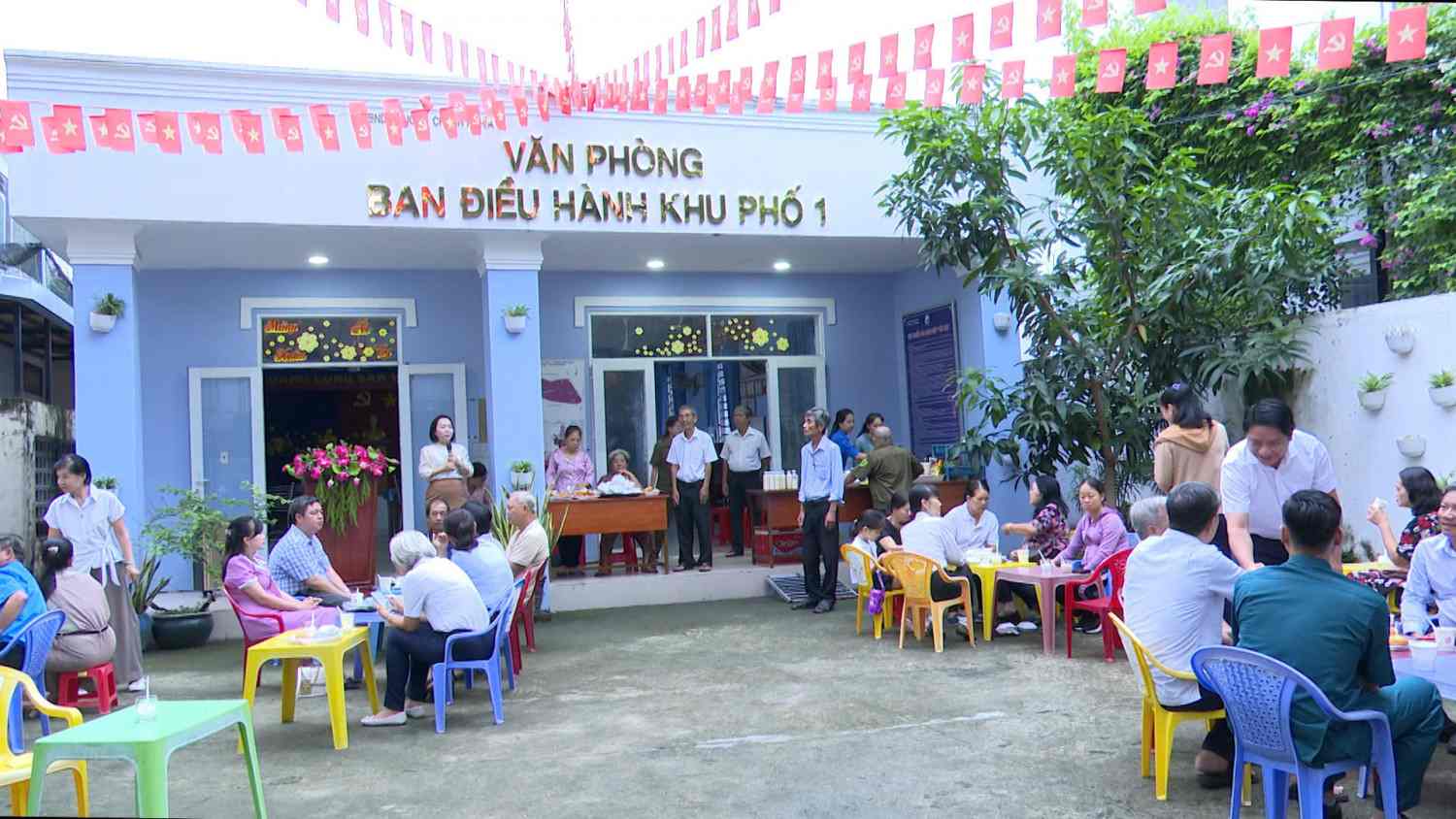 Chuong trinh ca phe trao doi, lang nghe y kien cua nhan dan tai phuong Thu Dau Mot. Anh: Cong thong tin dien tu phuong Thu Dau Mot
