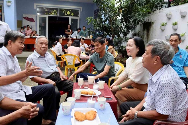 Bí thư và Chủ tịch UBND phường Thủ Dầu Một cà phê với dân, để lắng nghe dân