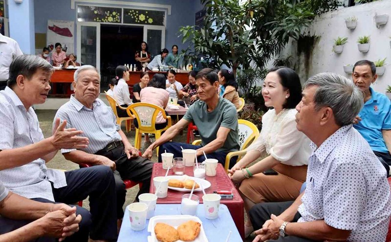 Ms. Nguyen Thu Cuc - Party Committee Secretary, Chairman of the People's Council of Thu Dau Mot Ward (2nd from right) in the coffee program, discussed with local people. Photo: Thu Dau Mot Ward Electronic Information Portal