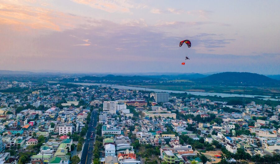꽝응아이시에는 코뮌 수준의 비상근 활동가에 대해 2025년에 180명의 인원 감축 대상자가 있습니다. 사진: Bui Thanh Trung