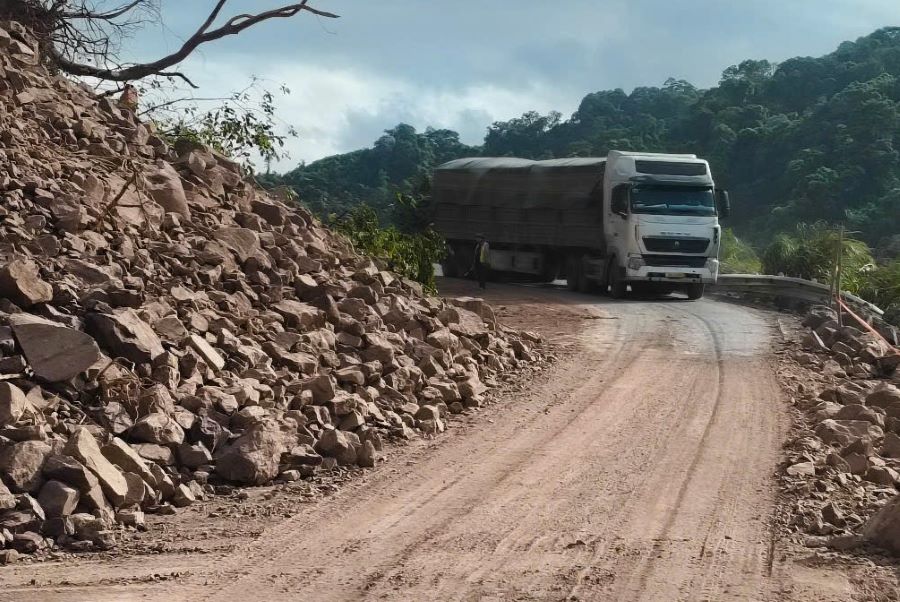 The landslide caused rocks and soil to flow onto the road, and a lane on National Highway 15D has now been cleared. Photo: Hung Tho