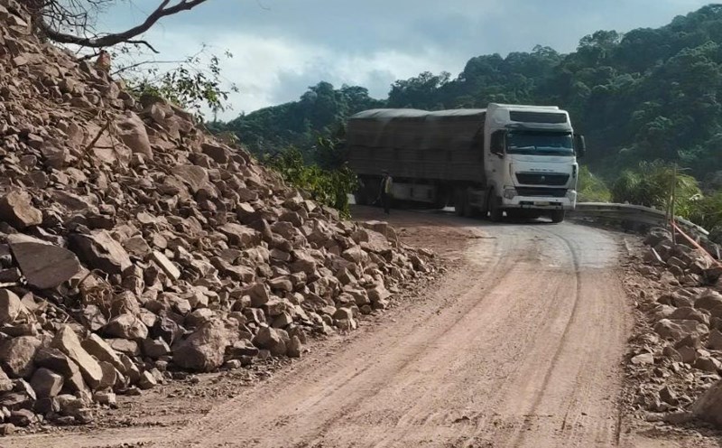 The landslide caused rocks and soil to flow onto the road, and a lane on National Highway 15D has now been cleared. Photo: Hung Tho
