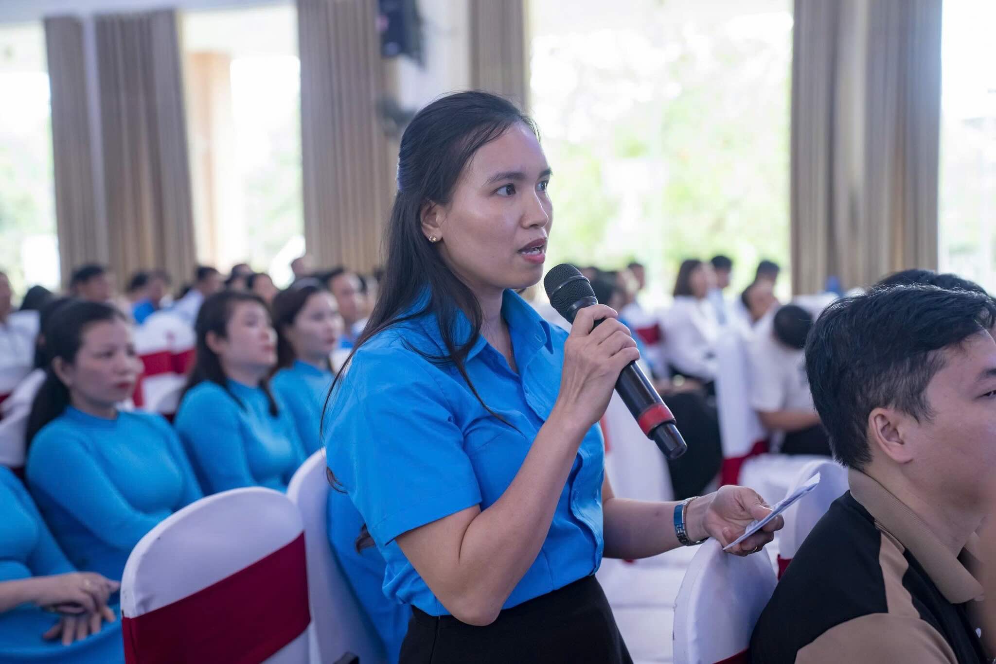 La mujer miembro del sindicato compartio su corazon con el liderazgo del Comite Popular y la Federacion Laboral de Hue City. Foto: Nguyen Luan