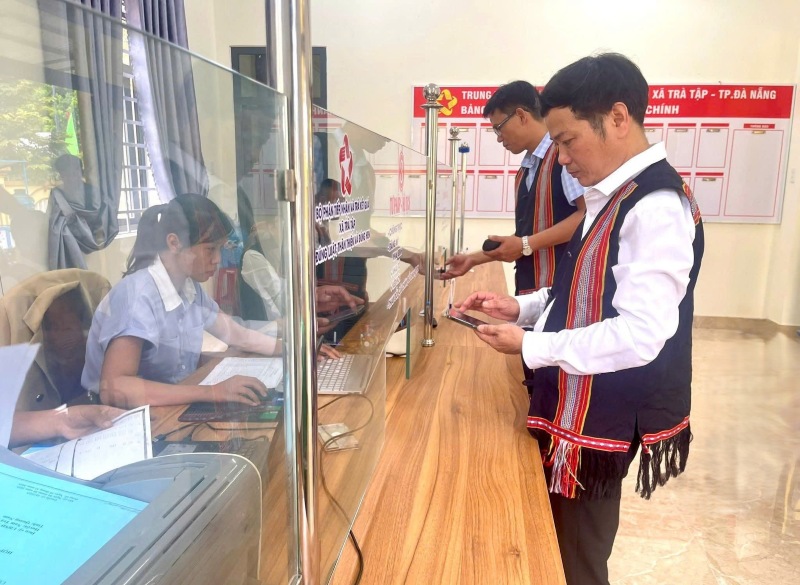 Can bo cac xa mien nui o TP.Da Nang vuot kho, tan tuy phuc vu dong bao tu ngay dau sap nhap. Anh: Truong An