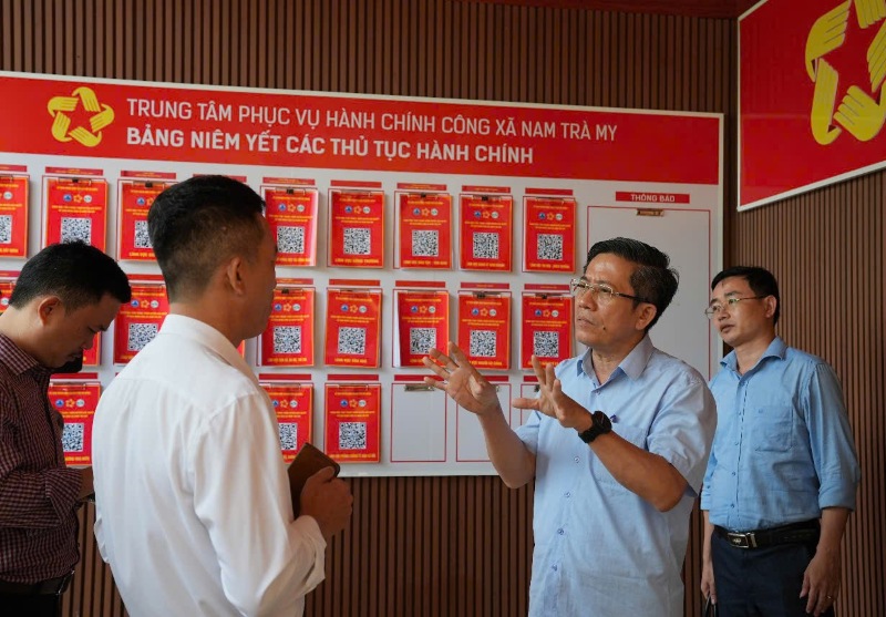 Pho Chu tich UBND TP. Da Nang Tran Nam Hung kiem tra thuc te tai Trung tam dich vu cong xa Nam Tra My. Anh: Trung Le