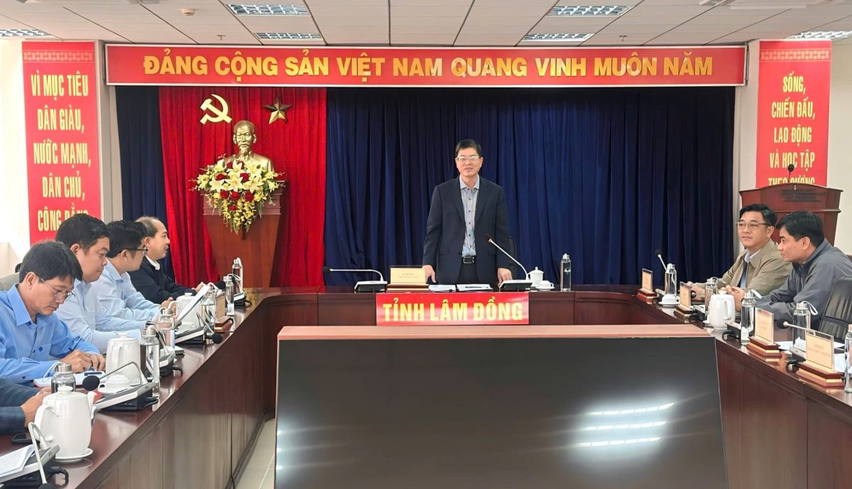 Pho Chu tich UBND tinh Lam Dong - Nguyen Hong Hai lam viec voi lanh dao So Xay dung chieu 8.7. Anh: Duy Tuan