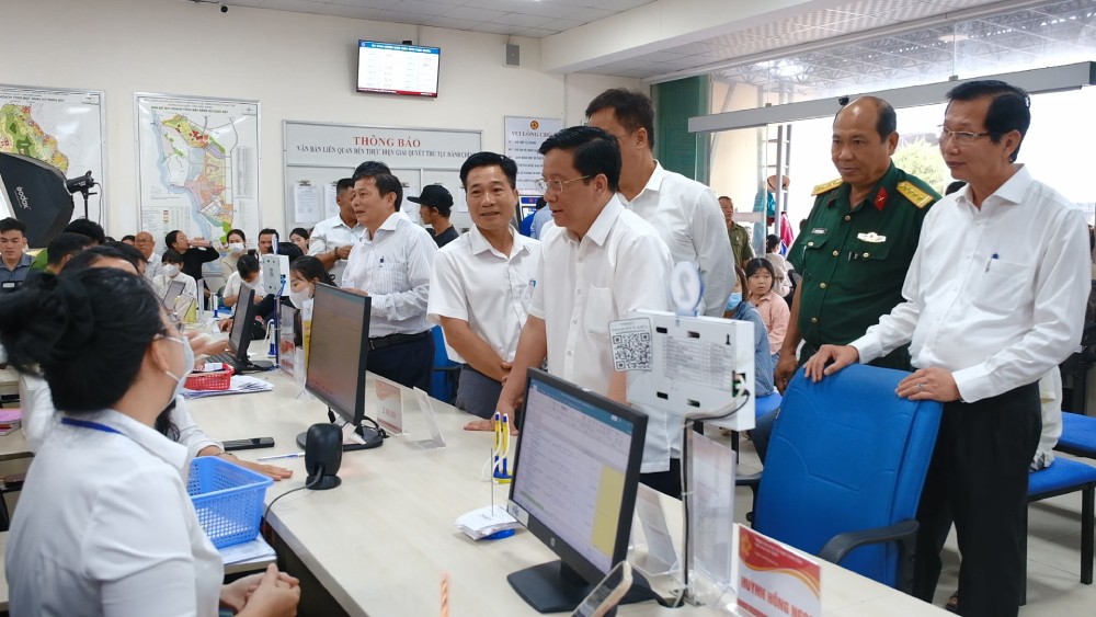 Chu tich UBND tinh Ho Van Mung kiem tra tai Trung tam Phuc vu Hanh chinh cong Dac khu Phu Quoc. Anh: My Ly