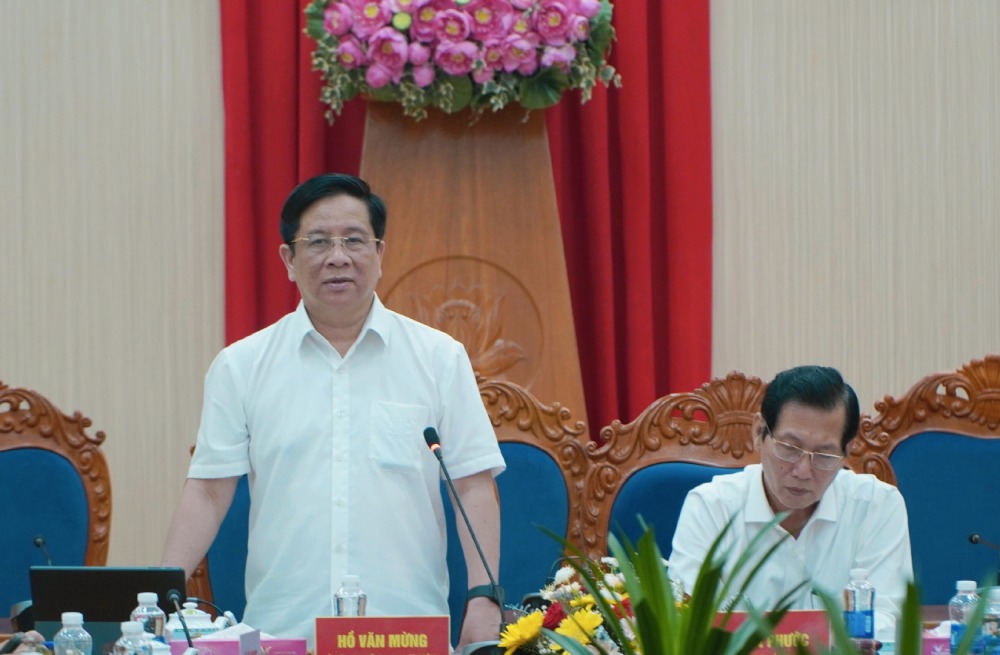 안장성 인민위원회 위원장 Ho Van Mung이 푸 특별 구역과의 업무 회의에서 지시 연설을 하고 있습니다. 사진: Nguyen Anh