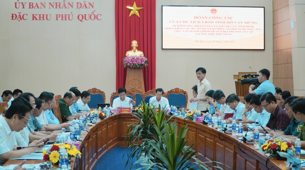 Chu tich UBND Dac khu Phu Quoc Tran Minh Khoa (dung) bao cao cong viec. Anh: Nguyen Anh