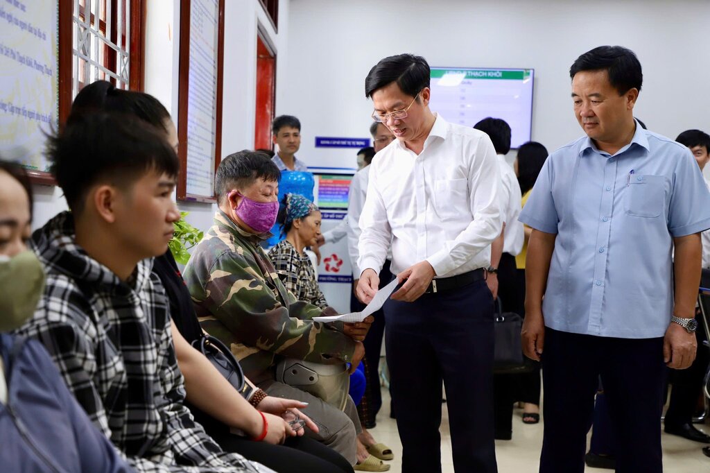 Pho Bi thu Thanh uy Hai Phong kiem tra van hanh chinh quyen hai cap tai phuong Thach Khoi. Anh: Phuong Thach Khoi