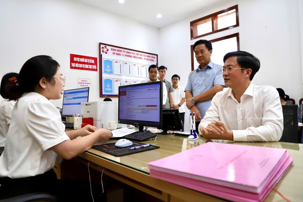 Hai Phong시 지도부가 Thach Khoi 동에서 2단계 정부 모델을 실제로 점검하고 있습니다. 사진: Thach Khoi 동