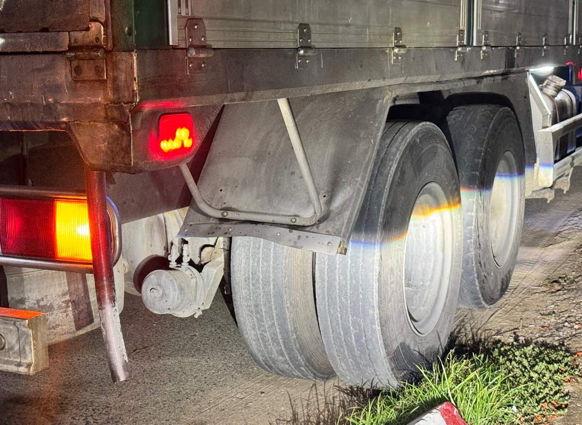 La ubicacion del automovil estaba explotando, salpicando los guardabarros, lo que causo heridas a las personas. Foto: Duy Tuan