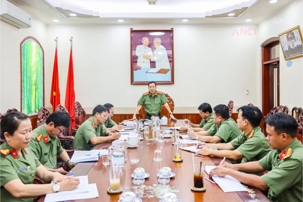 Dai ta Vu Thanh Thuc - Pho Giam doc Cong an thanh pho phat bieu chi dao tai buoi lam viec voi Phong An ninh doi ngoai. Anh: Cong an Can Tho