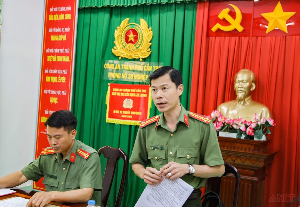 Dai ta Nguyen Thanh Binh - Pho Giam doc Cong an thanh pho phat bieu tai buoi lam viec voi Phong Ho so nghiep vu. Anh: Cong an Can Tho