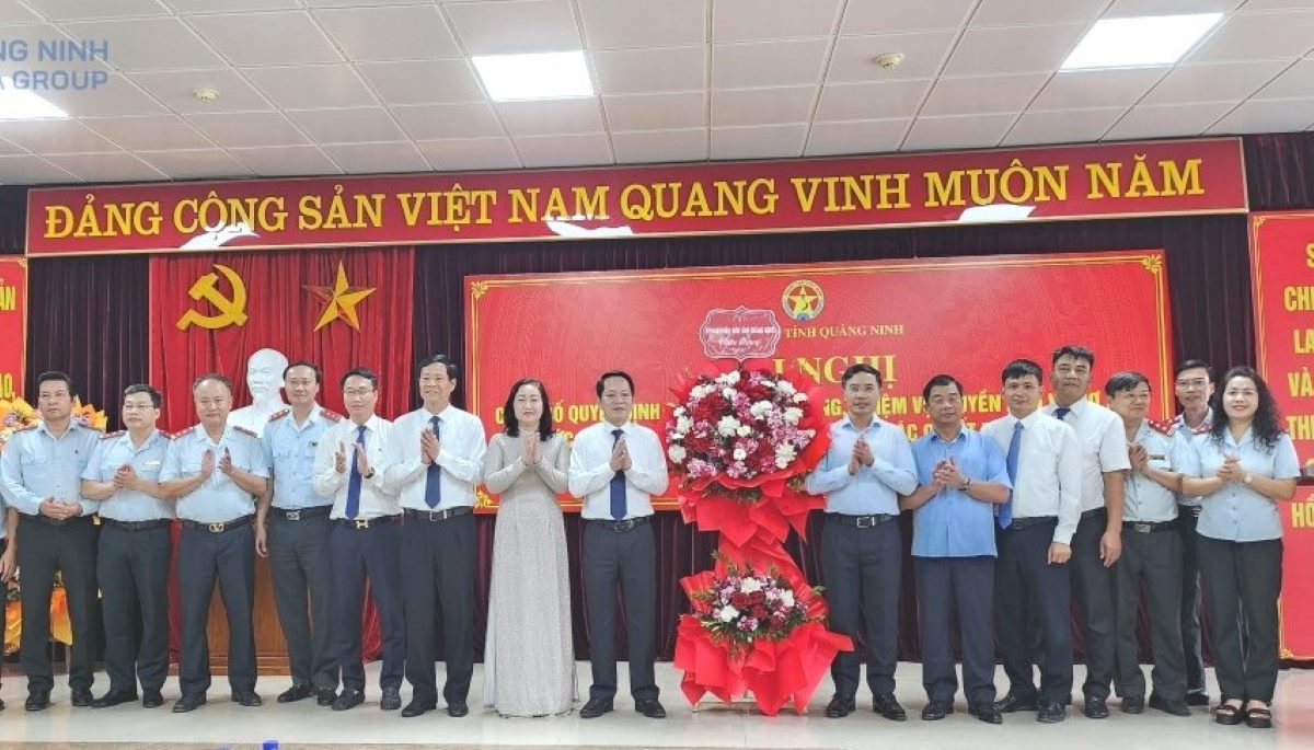 꽝닌성 인민위원회 위원장 Pham Duc An이 꽝닌성 감사원 집단에 꽃다발을 전달하며 축하하고 있습니다. 사진: 꽝닌성 홍보 센터