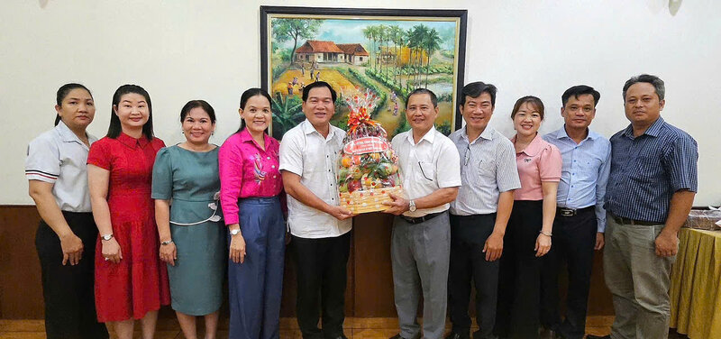 Los lideres del Departamento de Cultura, Deportes y Turismo de la provincia de Vinh Long visitan y felicitan a los negocios tipicos con motivo del Turismo de Vietnam 9.7. Foto: Hoang loc