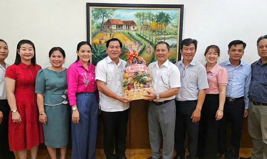 Lãnh đạo Sở Văn hóa, Thể thao và Du lịch tỉnh Vĩnh Long thăm, chúc mừng các doanh nghiệp tiêu biểu nhân Ngày Du lịch Việt Nam 9.7. Ảnh: Hoàng Lộc