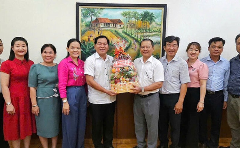 Leaders of the Department of Culture, Sports and Tourism of Vinh Long province visited and congratulated typical businesses on Vietnam Tourism Day July 9. Photo: Hoang Loc