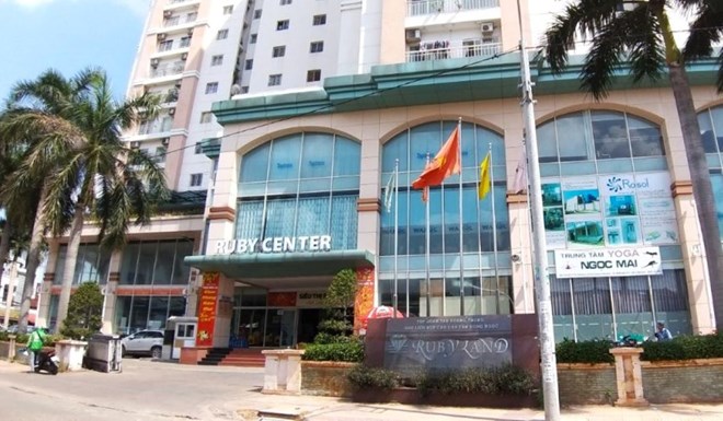 주민들은 Nguyen Thanh Nghi 씨에게 Tan Hong Ngoc 아파트 관리위원회가 지배적이고 횡포한 행위를 했다는 문자 메시지를 보냈습니다. 사진: Gia Mieu